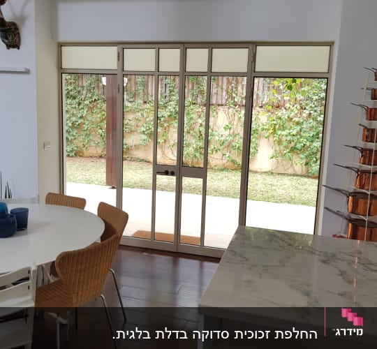 דלתות זכוכית גדולות עם מסגרת מתכתית